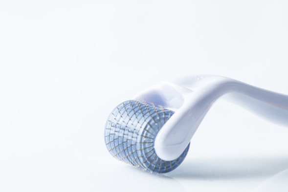 Bild Dermaroller Für mehr Haare Microneedling der Kopfhaut mit einem Dermaroller