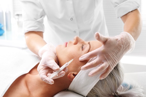 Mesotherapie mit Spritze Mesotherapie mit Spritze statt Microneedling mit Dermaroller