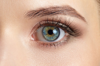 Mit Microneedling Augen jünger und frischer aussehen lassen Mit Microneedling Augen behandeln
