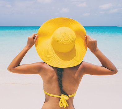 Microneedling im Sommer – Kein Problem mit folgenden Tipps! Nach Microneedling im Sommer ist Sonnenschutz mit Sonnencreme und Sonnenhut wichtig