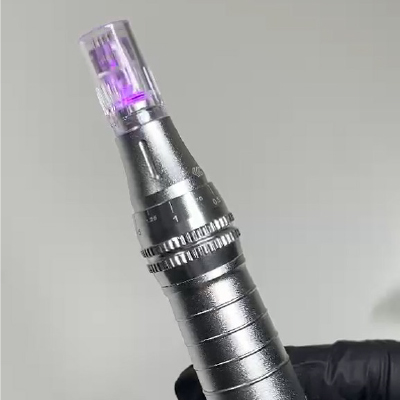 Nadelkartusche mit violettem  Licht: LED Dermapen kombiniert Microneedling und Lichttherapie von Utsukusy Cosmetics